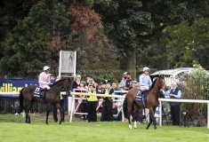 FRANKIE DETTORI RIDING LAH TI DAH CRACKS A JOKE WITH MEMBERS OF THE PUBLIC AS HE FOLLOWS ANDREA ATZENI ON RAYMOND TUSK TO JOIN THE OTHER RUNNERS AT THE START OF THE ST LEGER.DONCASTER 15-9-18.Photo © George Selwyn +44 (0)7967 030722116 Wellington Parade Kent UK CT14 8AF.